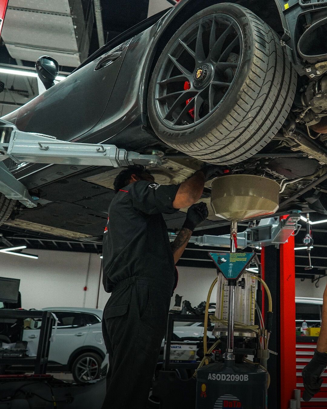 Servis vozidla na zdvihaku v autoservisu Brno